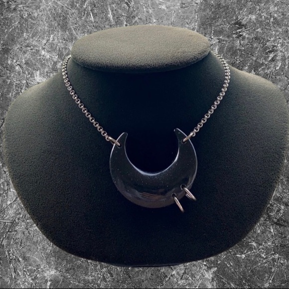 Black & glitter resin pierced moon necklace - Picture 5 of 13